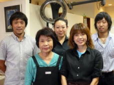 前列左 社長の生栄様・スタッフの英子さん 後列左より店長の充孝さん・店長の奥様の春菜さん・スタッフの学君